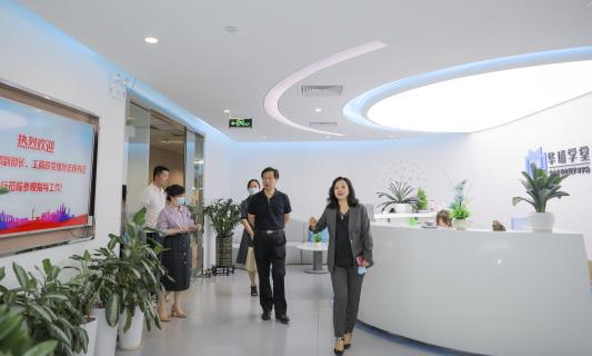 罗湖区委统战部副部长、工商联党组书记叶志伟一行到巨星国际调研
