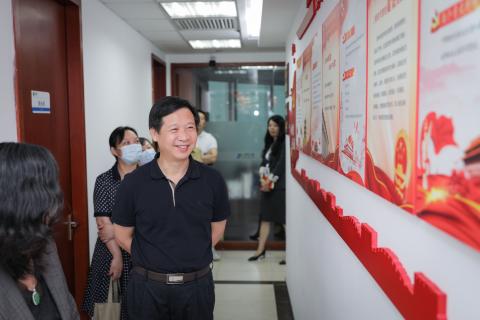 罗湖区委统战部副部长、工商联党组书记叶志伟一行到巨星国际调研