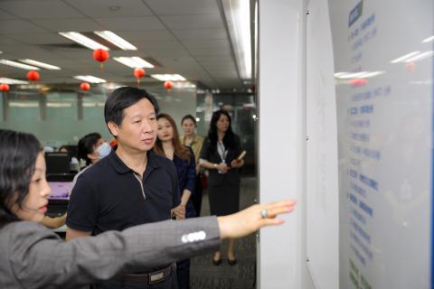 罗湖区委统战部副部长、工商联党组书记叶志伟一行到巨星国际调研